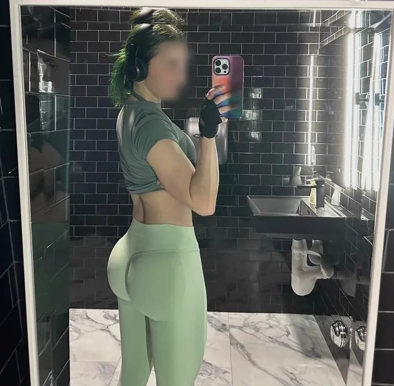 Nina, 24